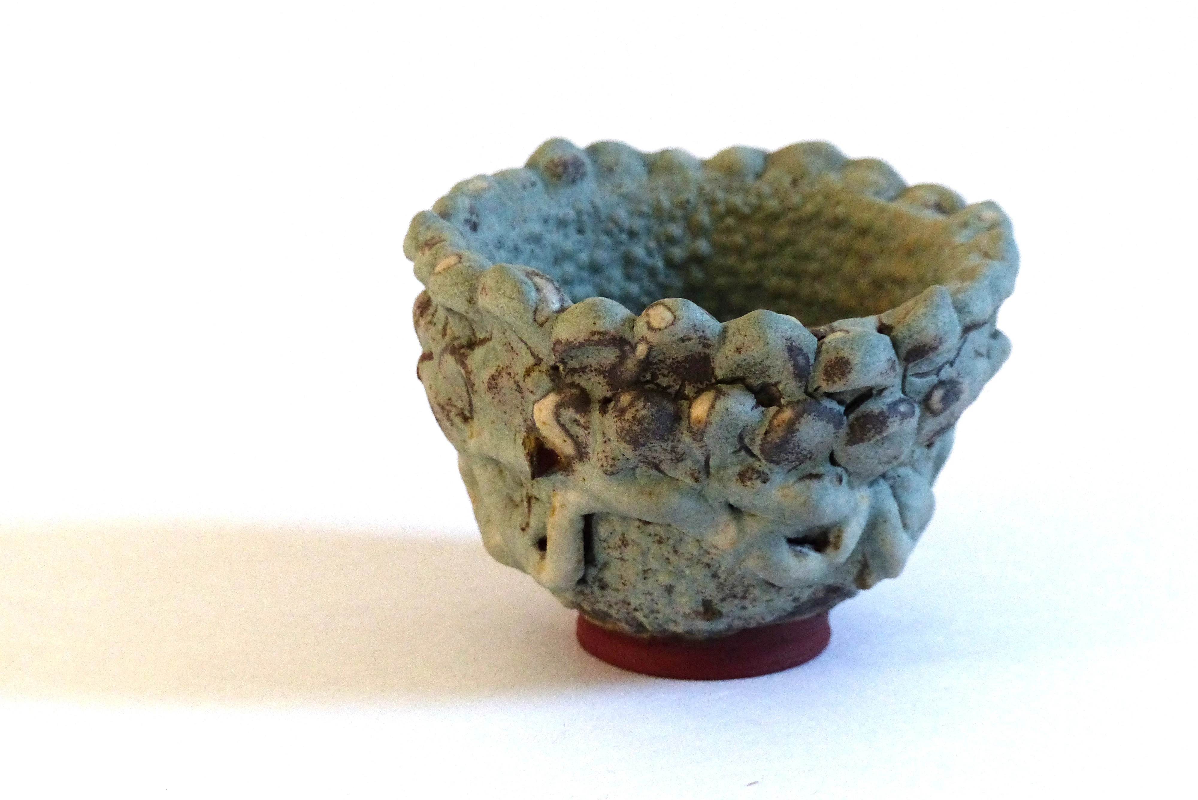 Sculpture d'un petit bol tourné, pastillé avec oppulence