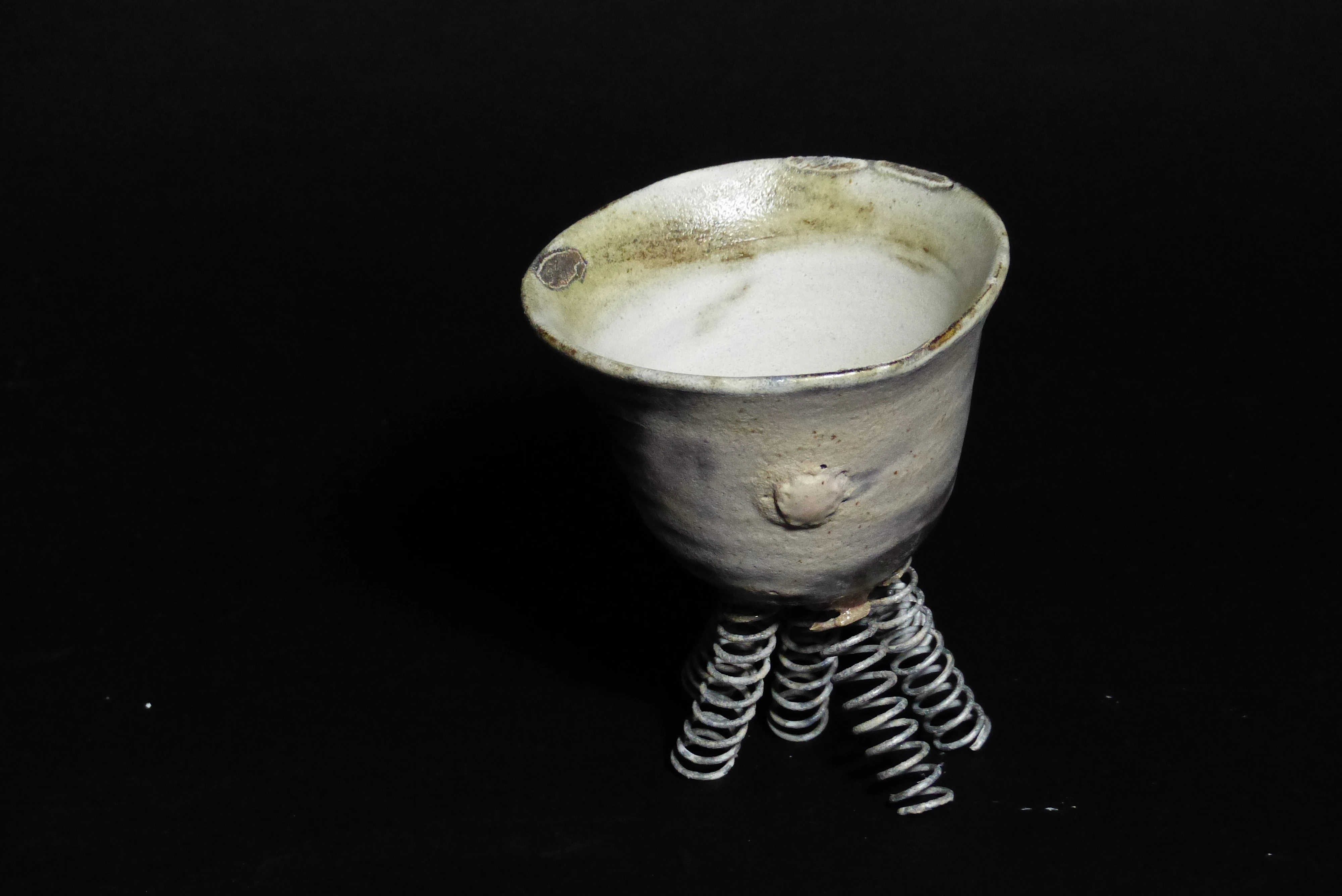 Sculpture tasse avec un pied formé par des résistances de four, pastillage avec un bouton de porcelaine