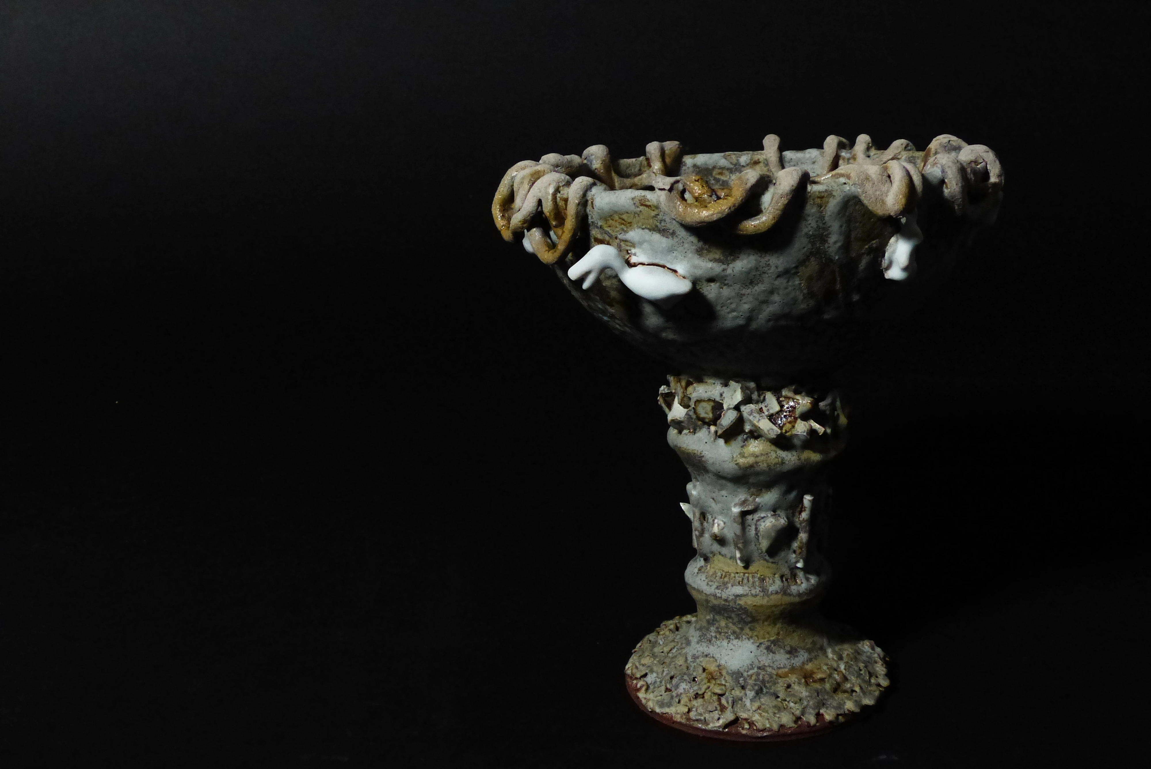 Sculpture d'un calice ornementé avec un goéland moulé, des tessons glanées et des éléments modelés