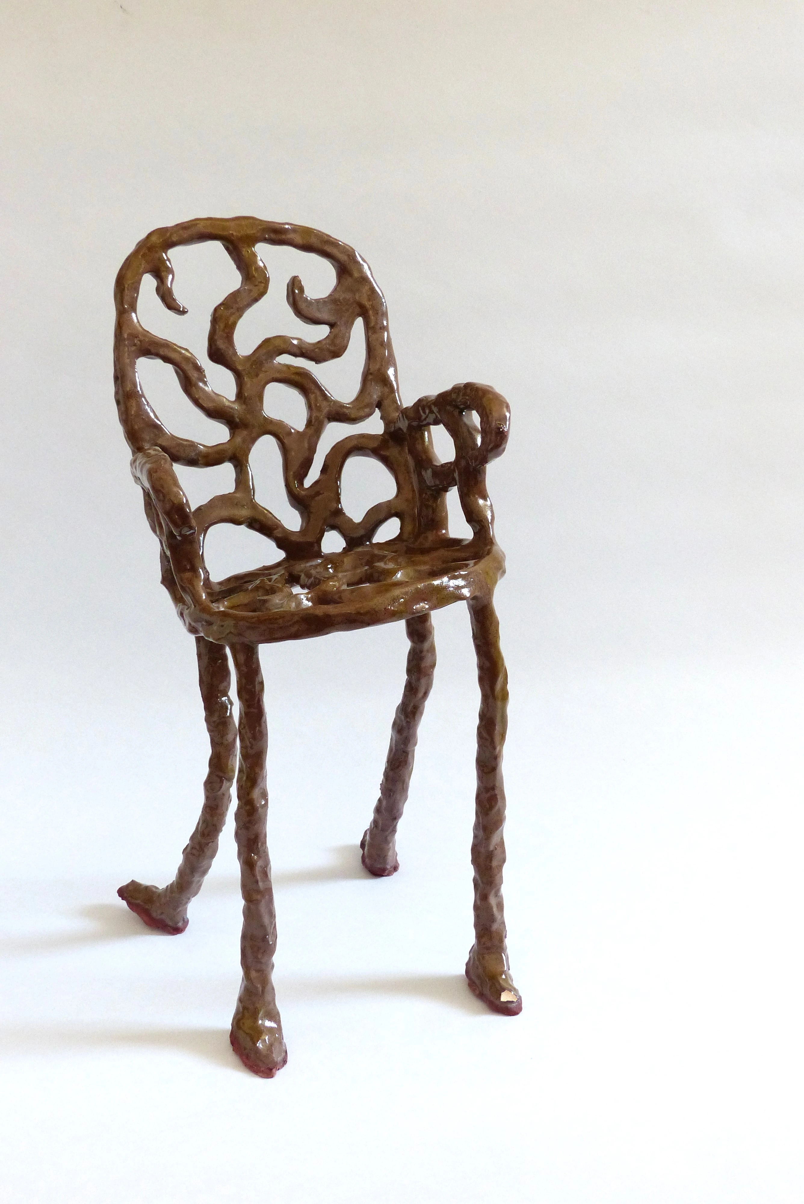 Sculpture d'une chaise de style fer forgés en terre, pieds fins, dossier large