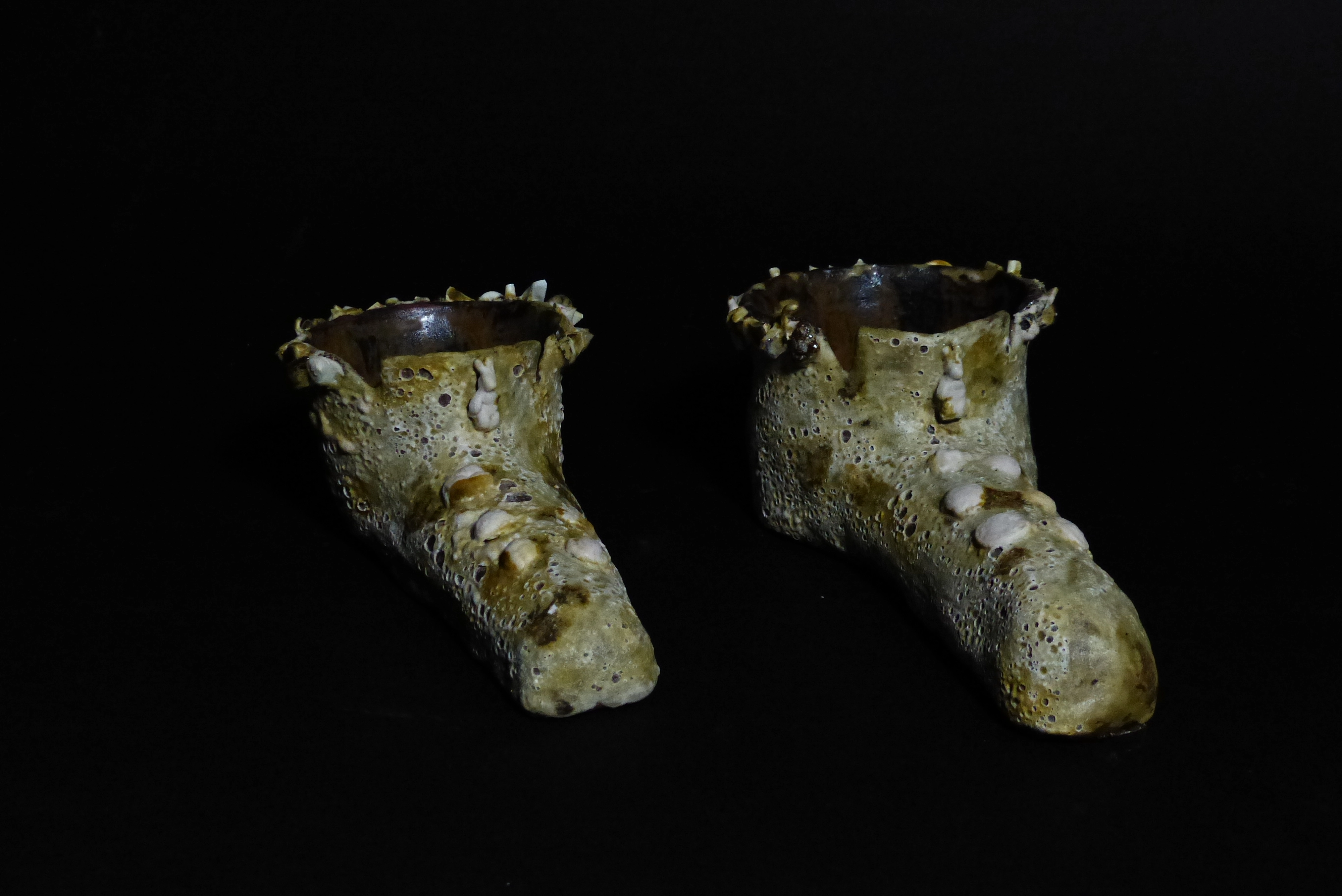 Sculpture le chaussons ornementés de boutons de porcelaine et de lapins moulés, tessons glanés