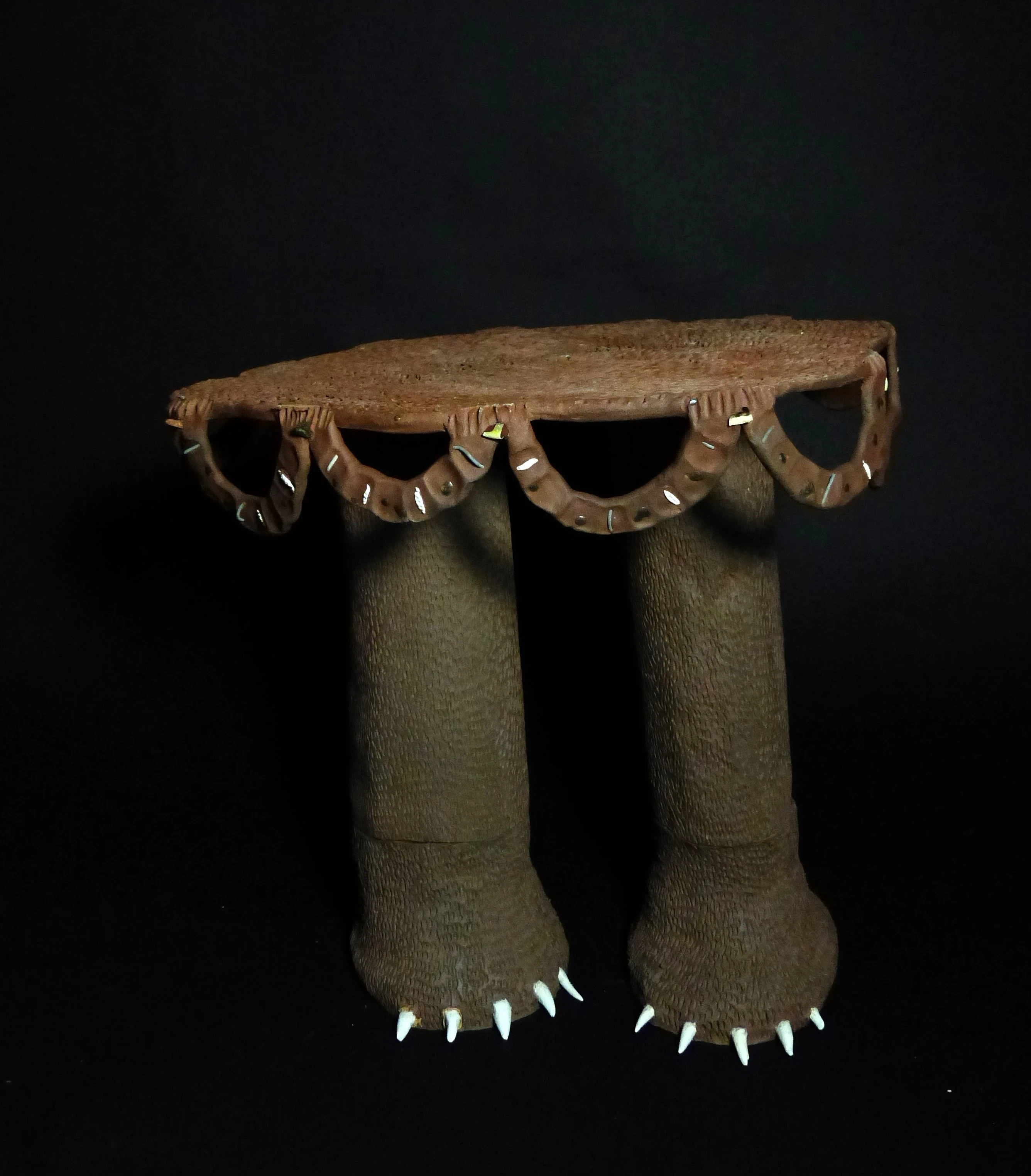 Sculpture d'une table avec des pattes d'ours