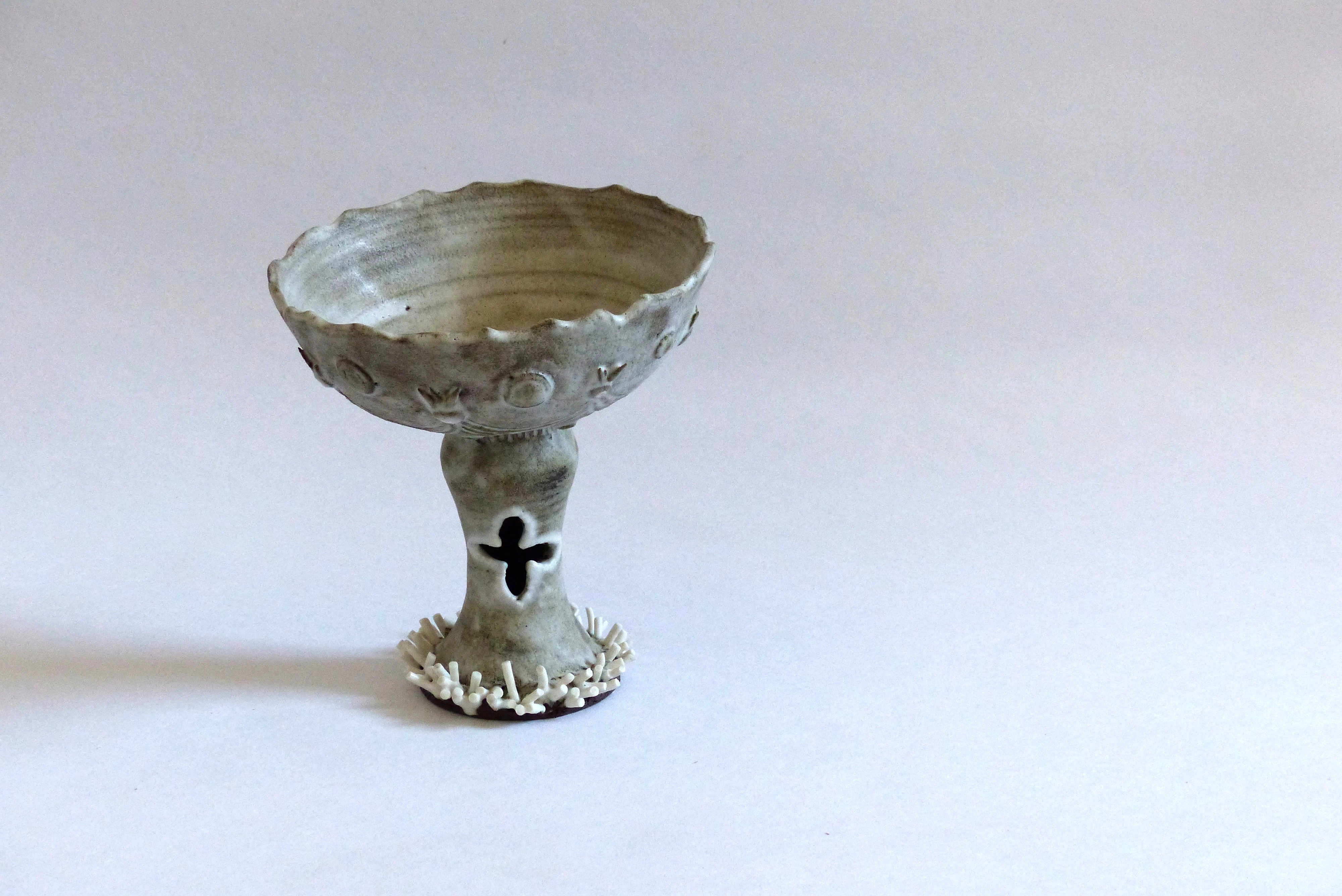 Sculpture d'un calice blanc, tesson de porcelaine, ajourage de rosaces