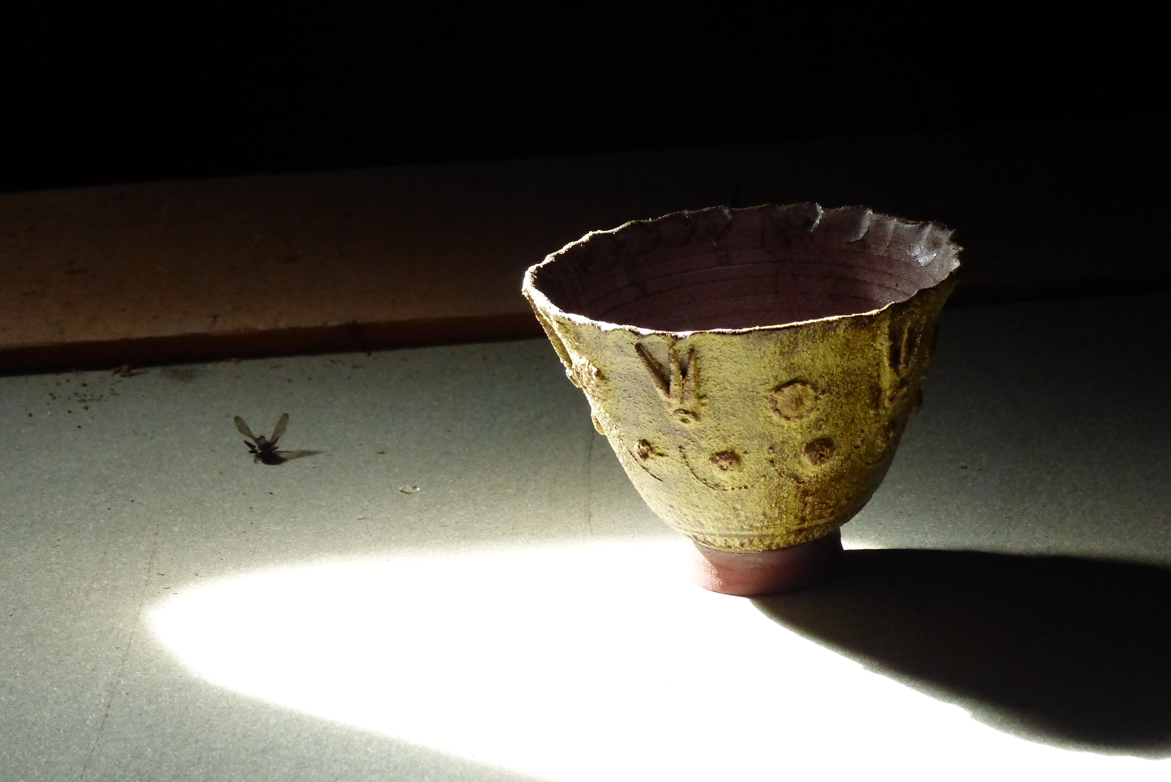 Sculpture d'une tasse tournée, ornementée finement