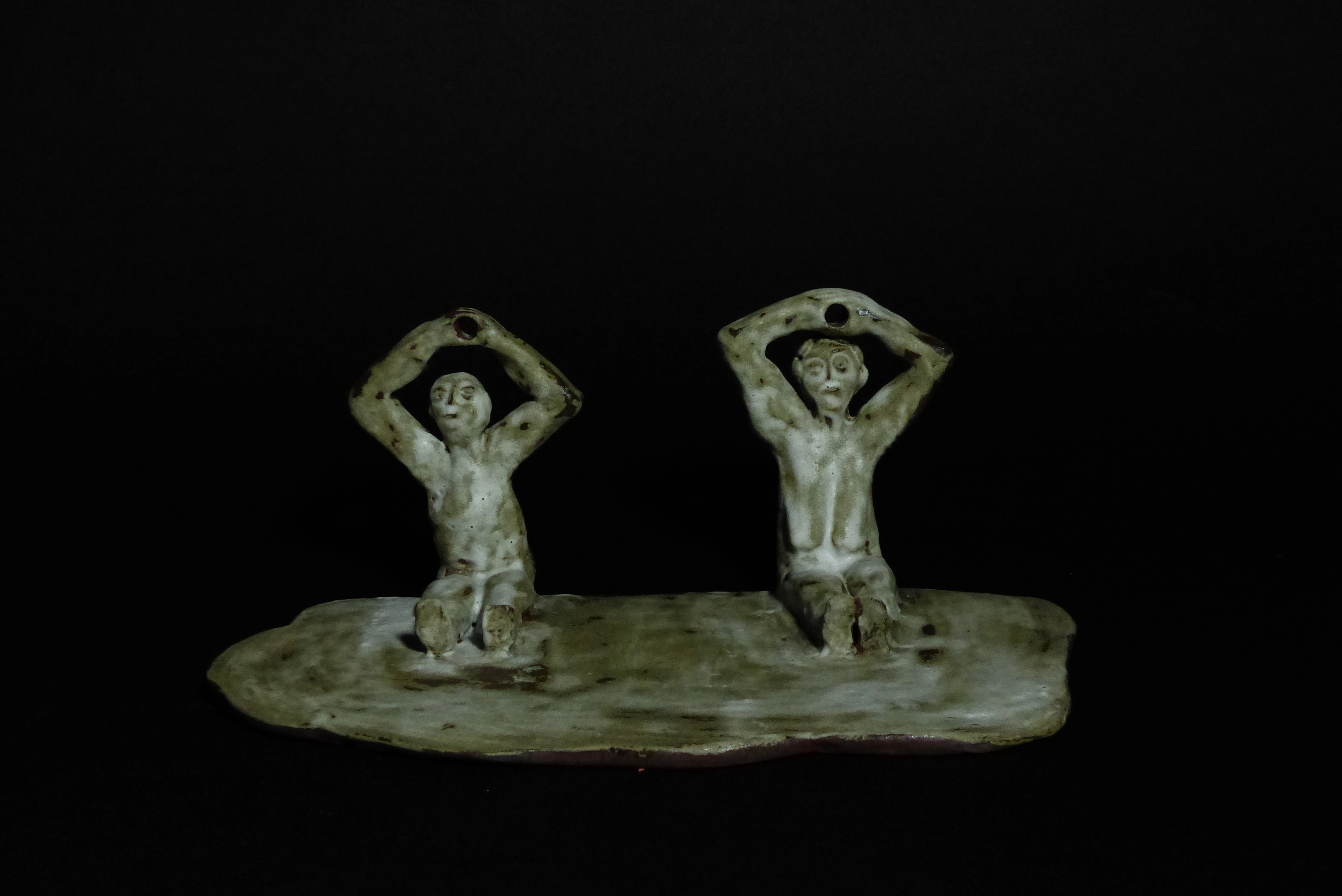 Sculpture d'une étagère avec deux personnages modelés