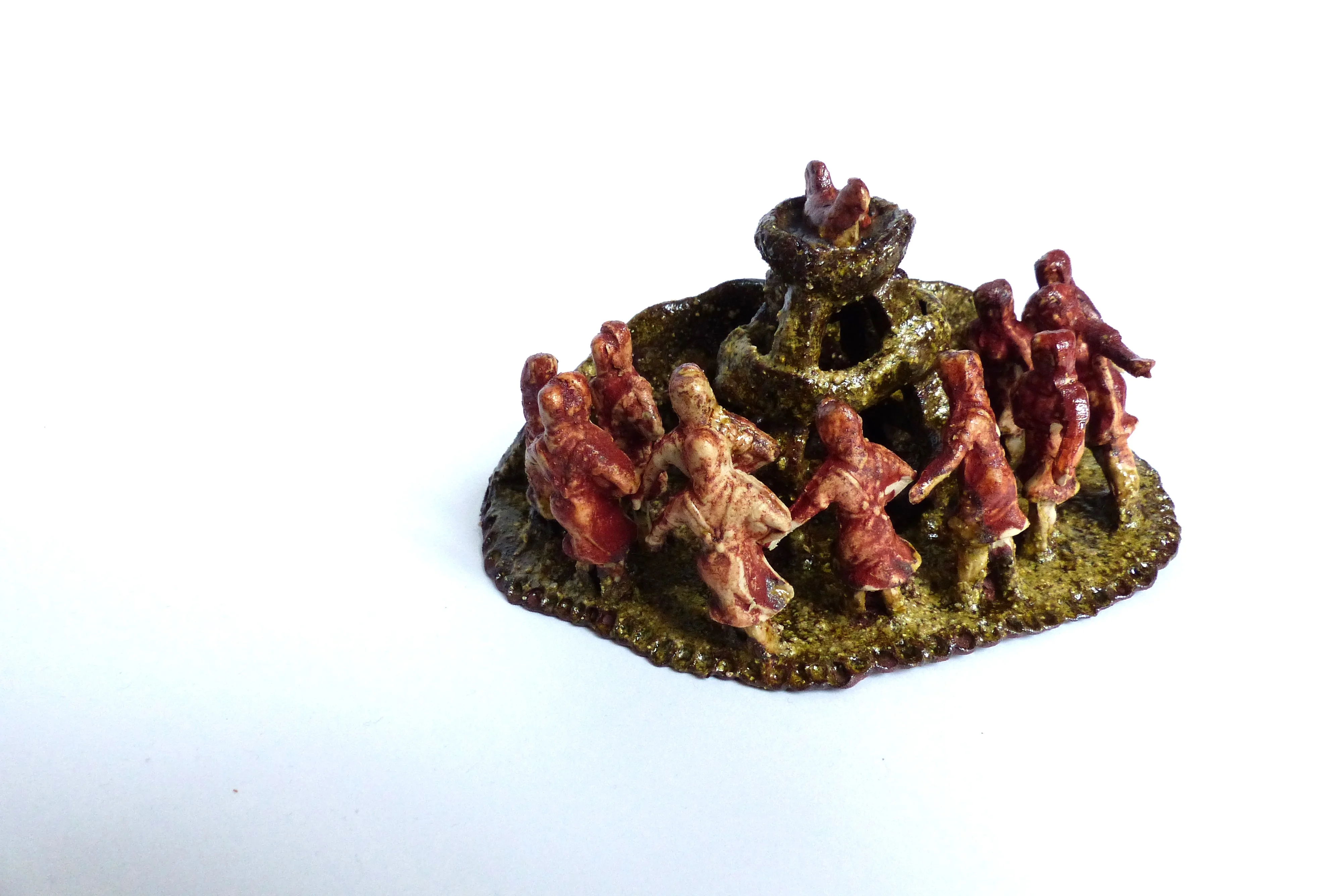 Sculpture murale représentant une poule sur un trone avec des dames qui danse autour d'elle, émaillage avec des terres collectées