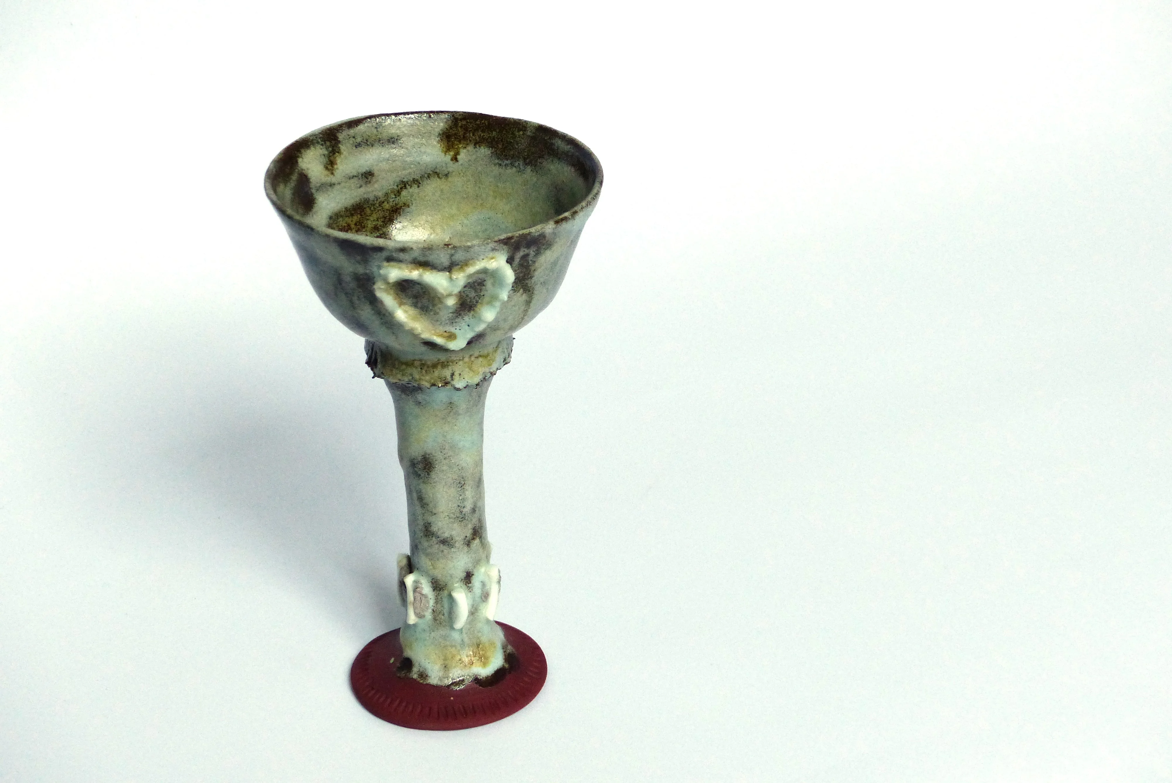 Sculpture d'un calice avec un coeur en porcelaine, émail bleuté