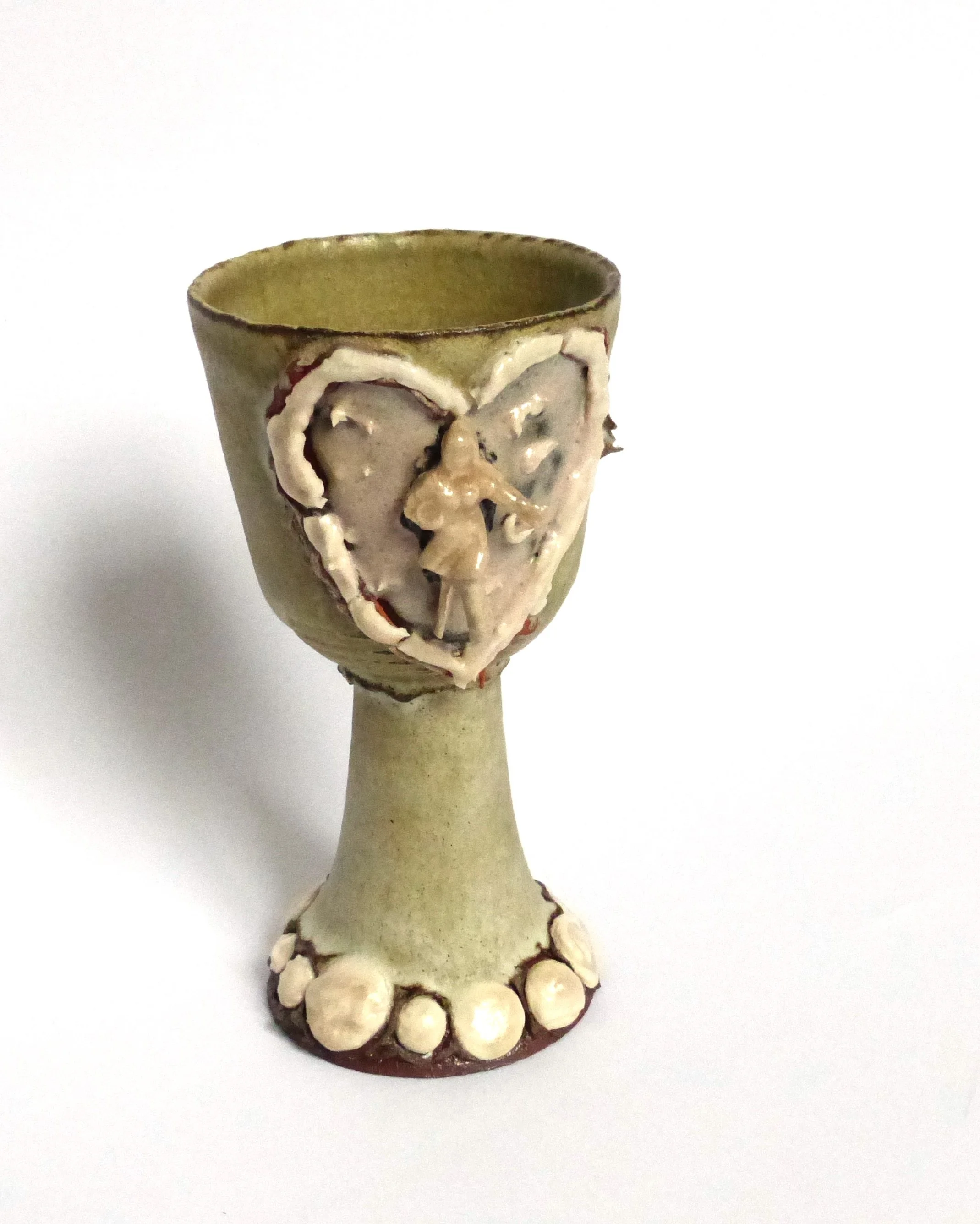 Sculpture tasse à pied avec moulure d'une dame dans un coeur en porcelaine