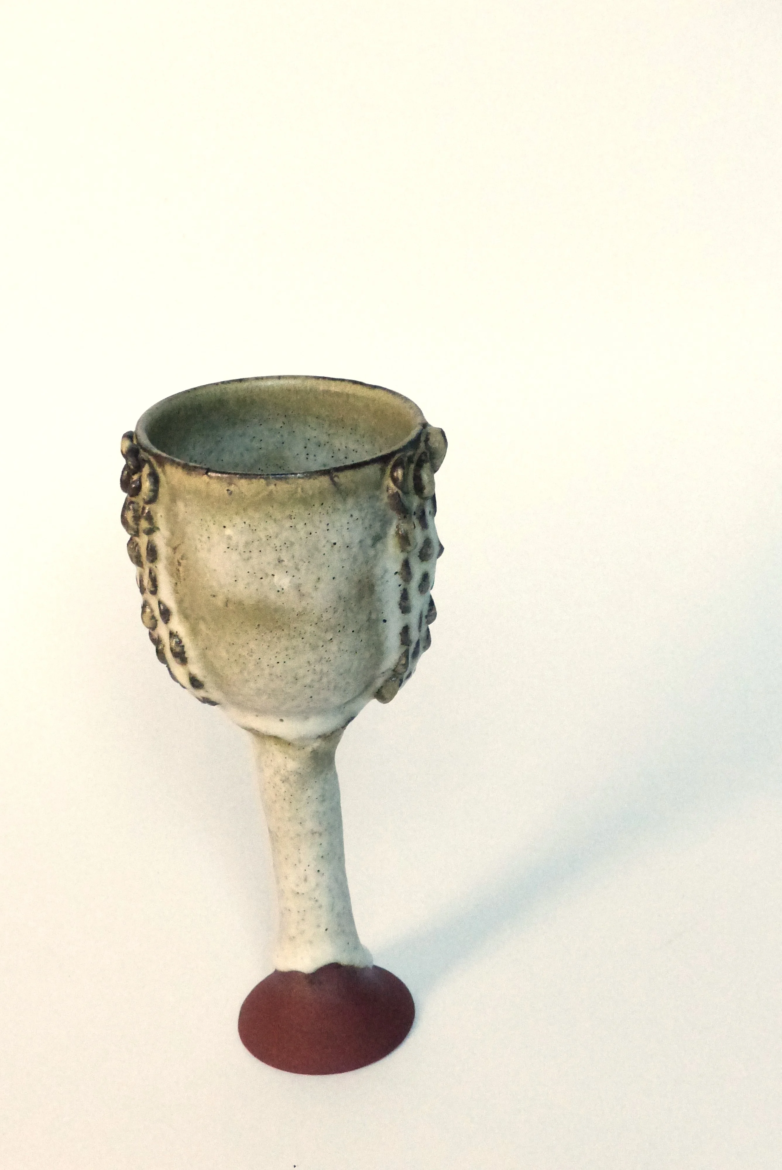 Sculpture verre à pied tourné avec des pastillages et un décor recouvert par l'émail