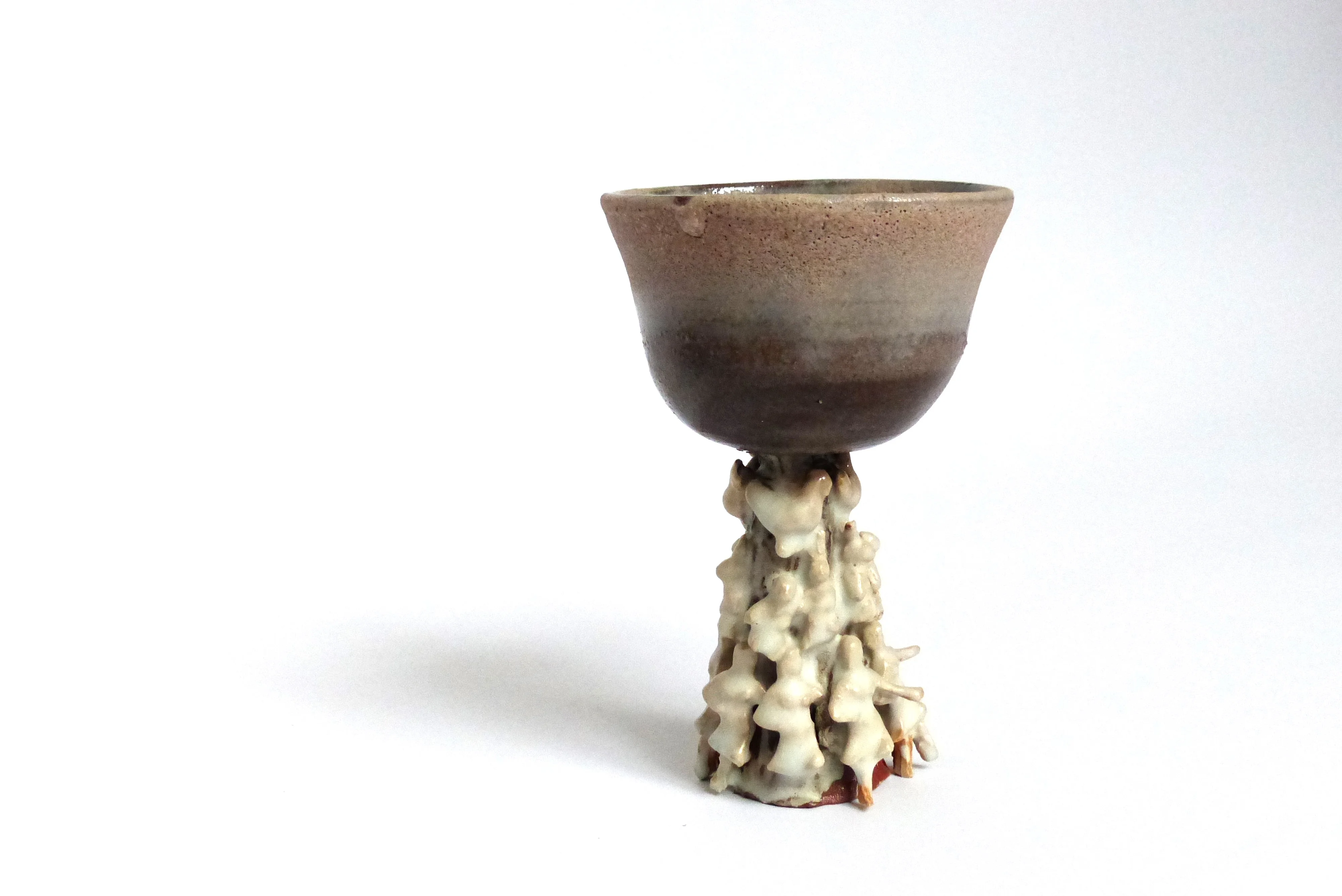 Sculpture bol à pied tourné avec des moulures de poules, lapins et dames sur le pied